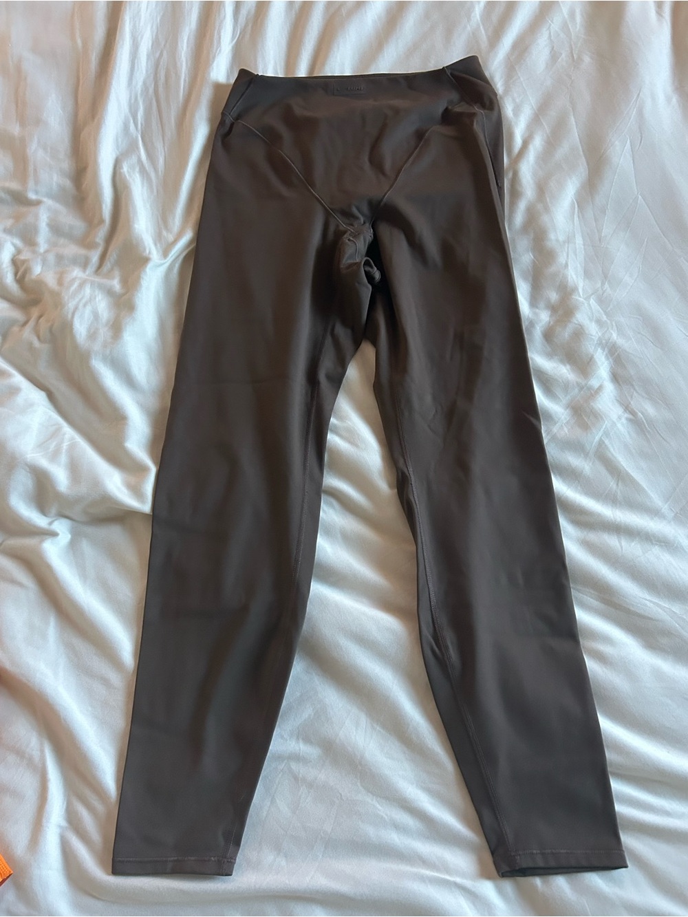 NikeSKIMS Matte V-Line Thong Back 26” Leggings Dark Sepia M